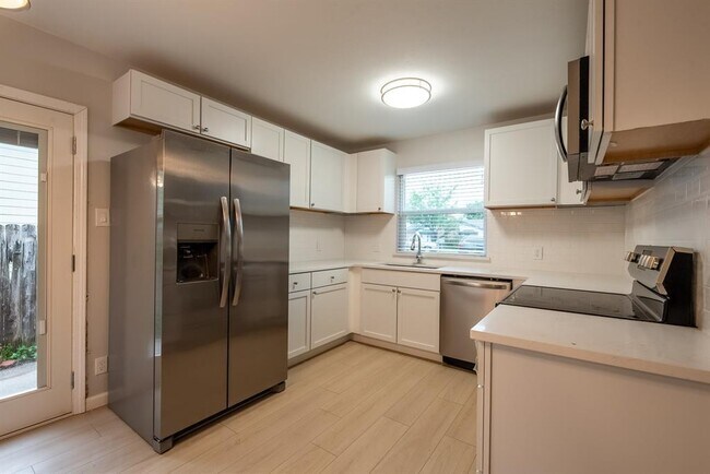 Building Photo - 8708 Pineridge Dr
