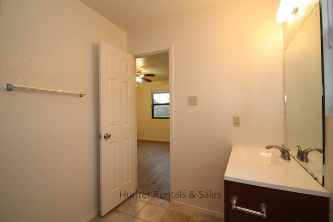 Building Photo - Beautiful! Rental