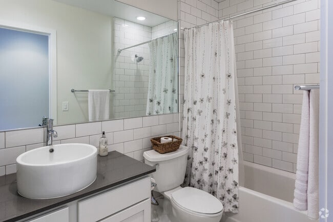 1BR, 1BA - 833SF - Bathroom