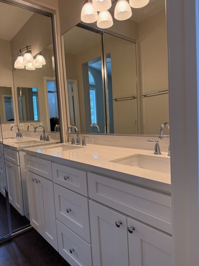 Photo - 1602 Reggio Aisle