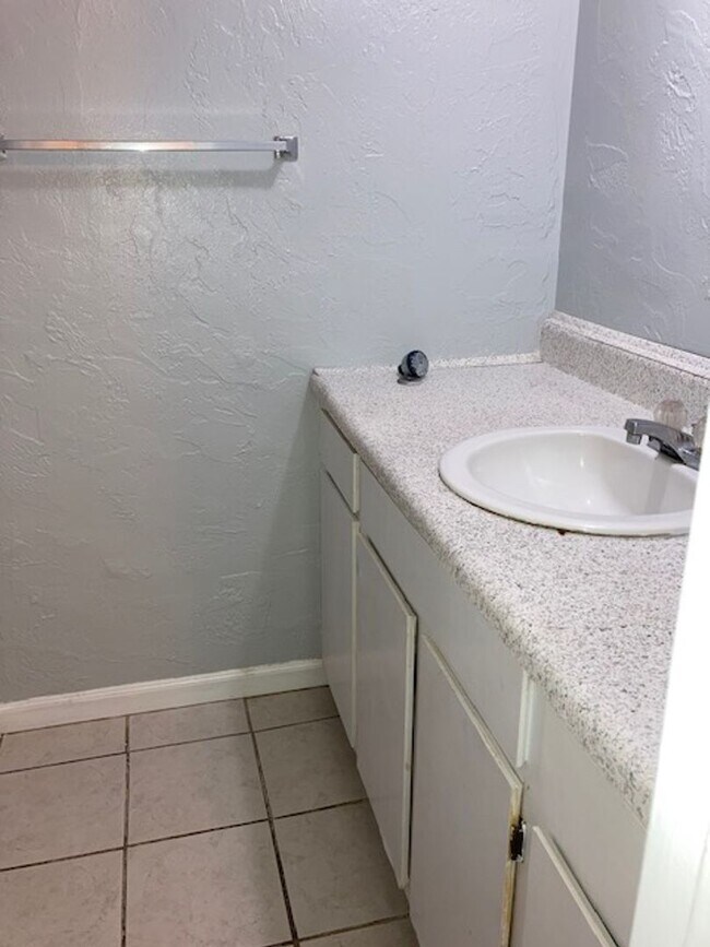 Photo - * MOVE IN SPECIAL * 1/2 OFF 2ND MONTH'S RENT!! Location, location, location! 876 SF Unit- 1 bd/ 1...