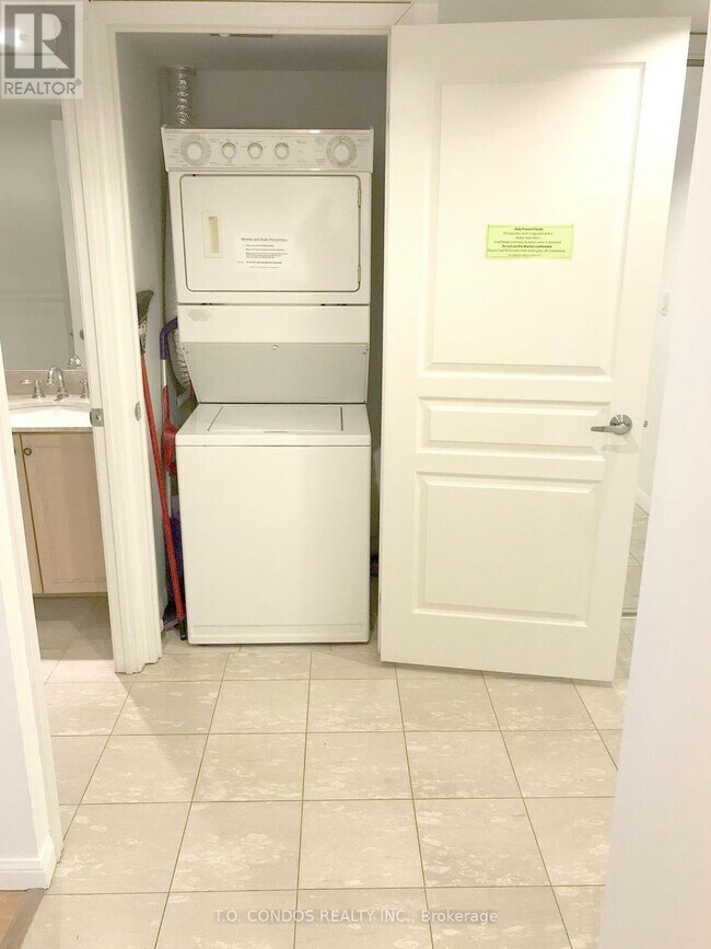 Photo - 140 Simcoe St Unit 610