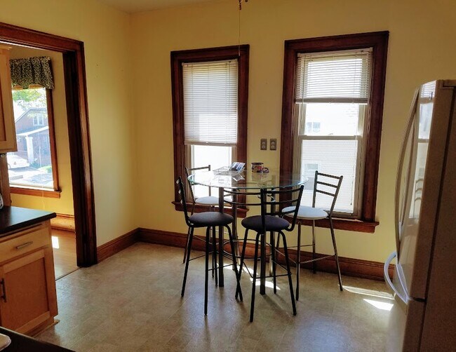 Kitchen - 2531 S Brisbane Ave Unidad The Brisbane Upper