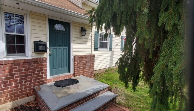 Front Porch - 1117 5th Ave Unit Upstairs, 2nd Floor