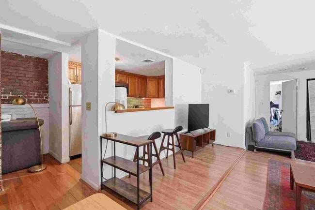 Photo - 103 Gainsborough St Unidad #005E