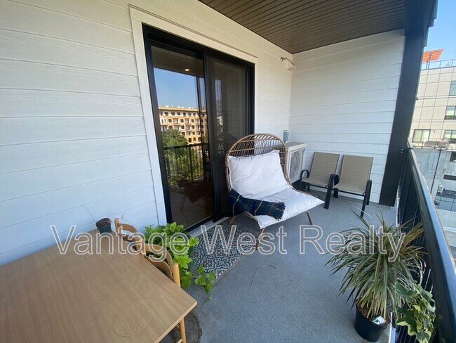 Photo - 660-660 Cawston Ave