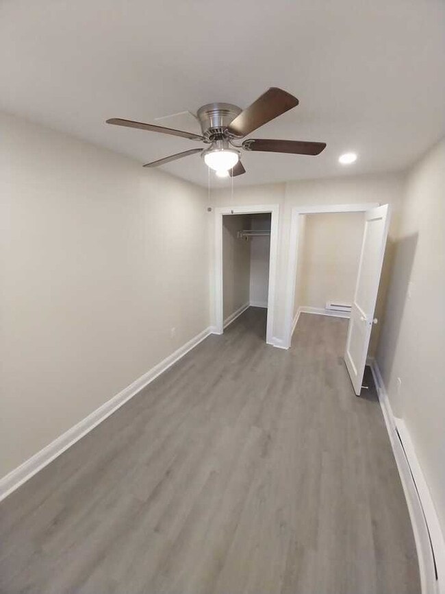 Photo - 118 W B St