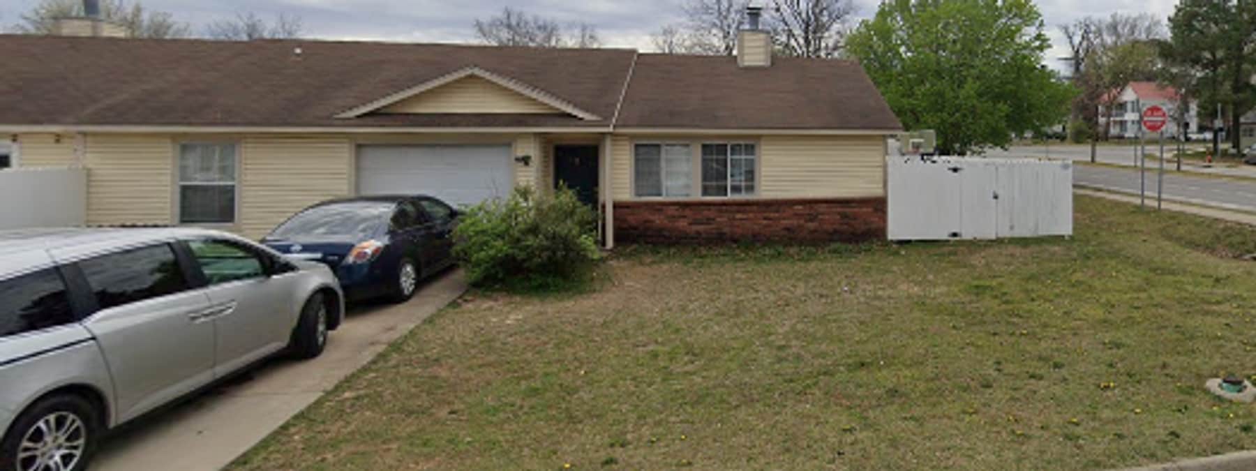 Cozy 2 bedroom, 1.5 bath, 1 car garage. Lawn care is included in the rent!! This is a NO PET PROP... - Cozy 2 bedroom, 1.5 bath, 1 car garage. Lawn care is included in the rent!! This is a NO PET PROP...