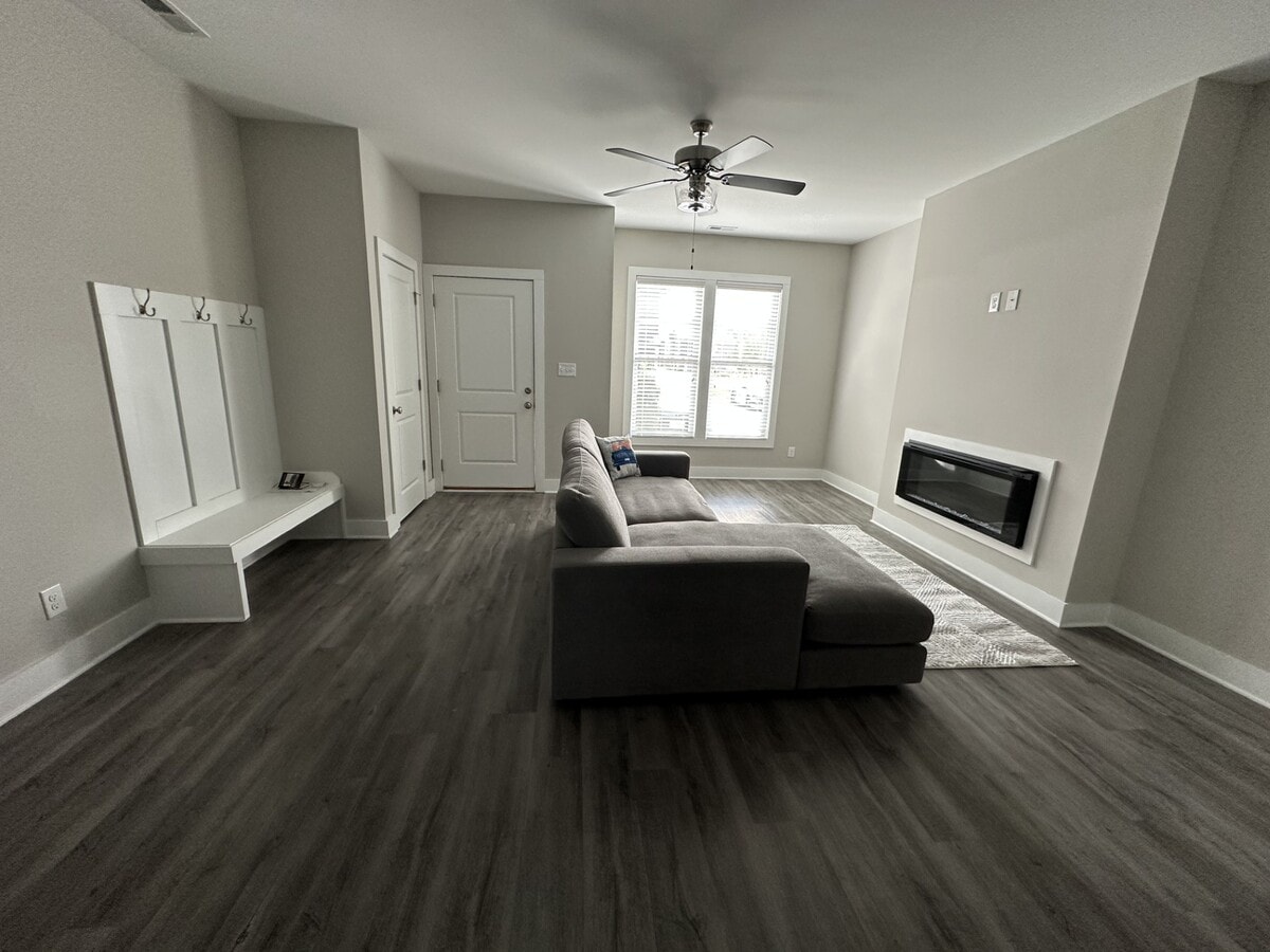 Photo - 131 English Commons Dr