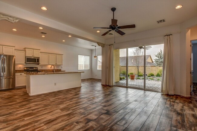 Photo - Beautiful 2 Bedroom with Den in Quailwood!