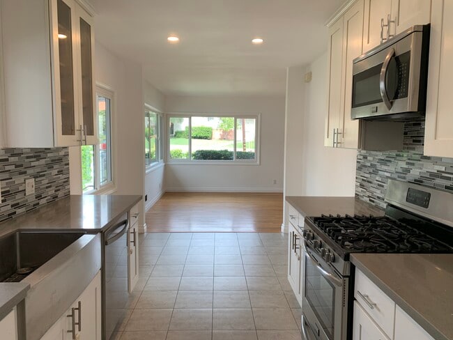 Photo - 3172 Rowena Ave Unidad 1