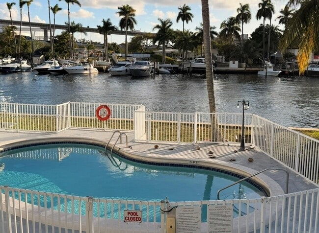 Building Photo - 1610 NW N River Dr Unit 303