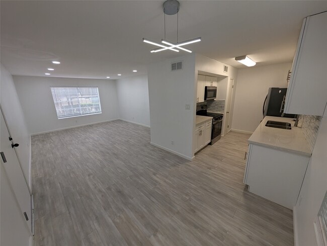 Building Photo - 5550 N Braeswood Blvd Unit 84