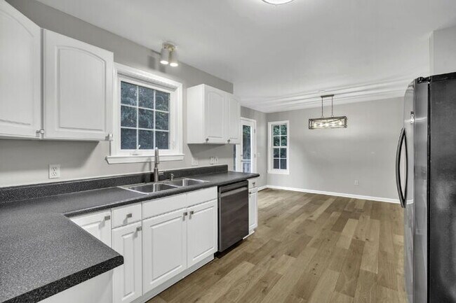 Charming 3BR/3BA Home with Lawn Care Included - Prime Simpsonville Location!