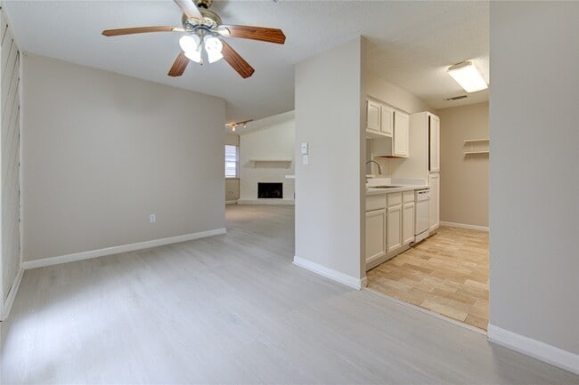 Photo - 212 Quaker Dr