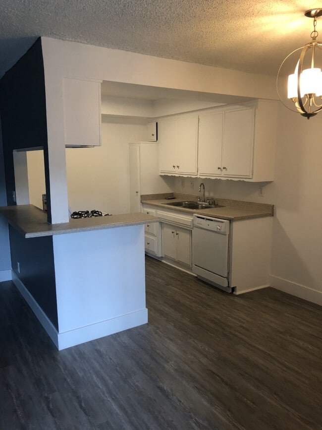 Kitchen - Oasis Apartments