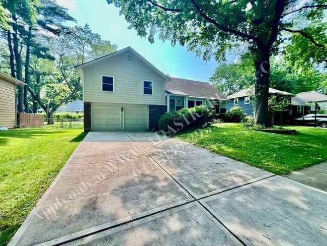 Lovely Home In Nall Hills-Available NOW!!