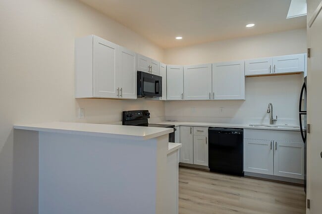 Photo - 315-317 E Lester St