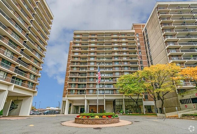Building Photo - 150-38 Union Tpke Unit 9D Rental