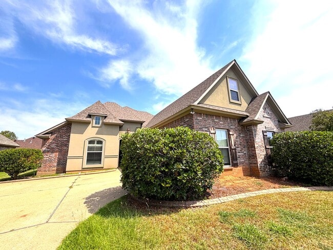Building Photo - UPDATED BEAUTY IN GARDENS OF SOUTH GATE (S... Rental