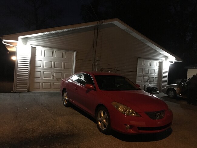 Vista nocturna del callejón del garaje. - 919 Cherry Street
