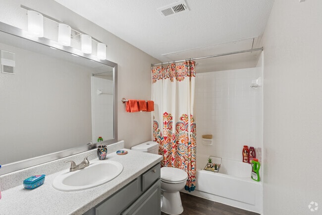 1BR, 1BA - 664SF - Bathroom