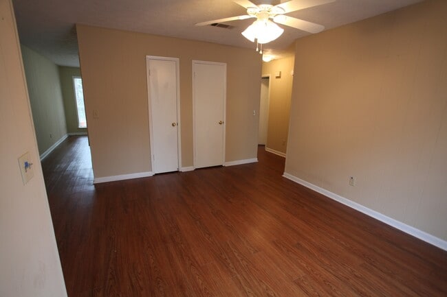 Photo - Charming 3BR/1BA Duplex in Convenient Location