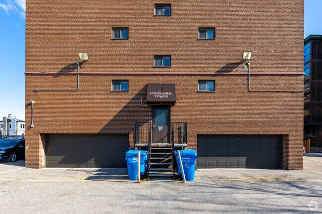 Photo - 190 Queen St S