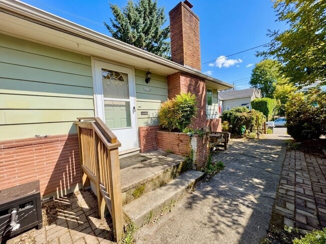 Building Photo - Spacious 2 Bedroom 1 Bathroom Unit Located in a Great Area Just a Few Blocks From The Hawthorne D...
