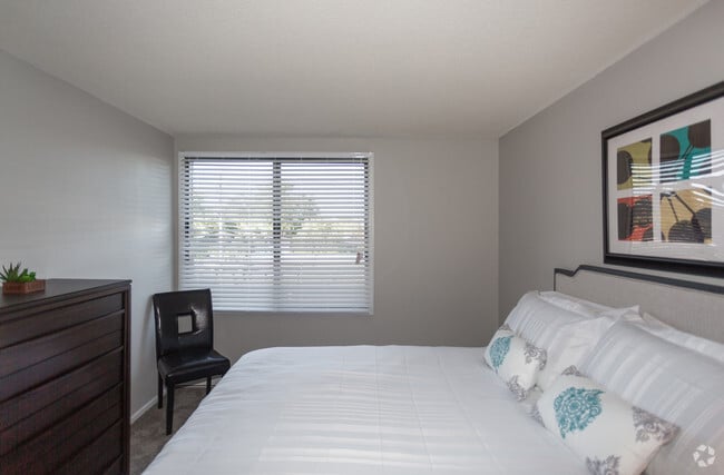 2BR, 2BA - 1000 SF