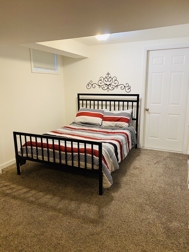 Comfy queen sized bed - 806 Potter Ln Unit C