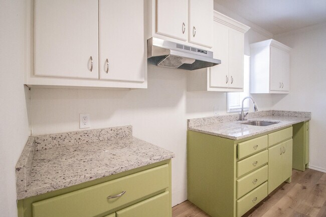 Photo - 950 W Lynn St