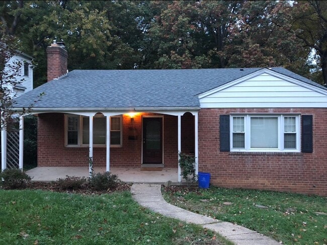 Building Photo - Absolutely Gorgeous Rambler in Great Location!