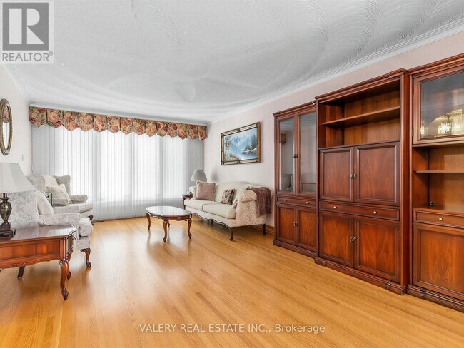 Photo - 370 Maple Leaf Dr
