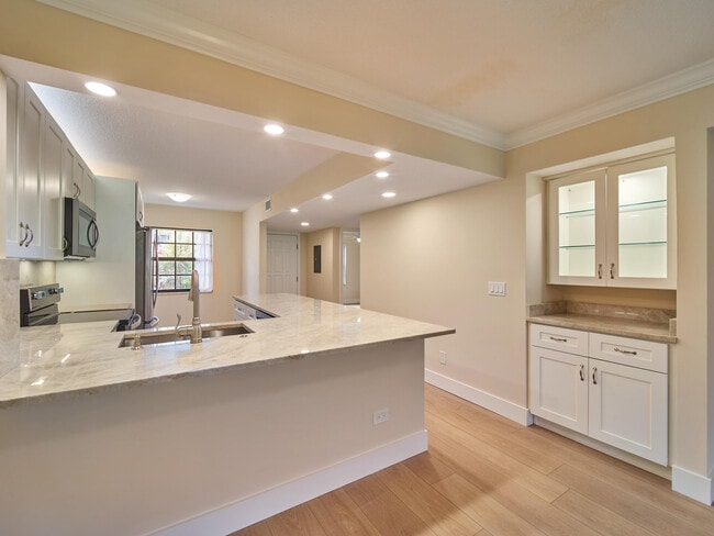 Building Photo - 1101 Pinecrest Cir Unit E