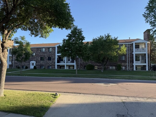 Building Photo - 341 Prairiewood Cir S Unit 304