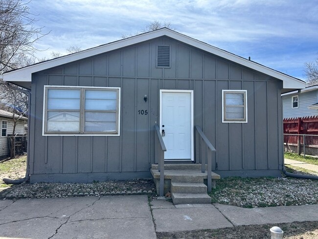 Building Photo - Newly Remodeled - Available Now!