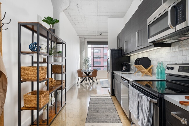 1BD, 1BA - 695SF - Kitchen - Garment Lofts