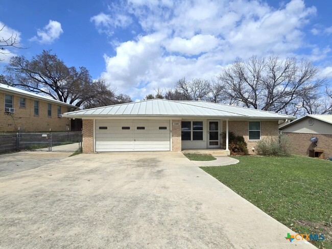 Photo - 1401 W Ave B