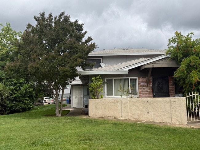 Building Photo - 2 story updated townhouse In Rosemont 2/1 MOVE IN SPECIAL 2nd month rent is free!