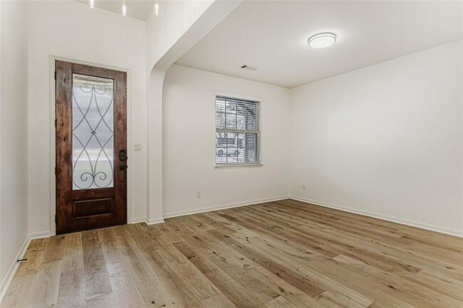 Photo - 5013 Pyrenees Pass