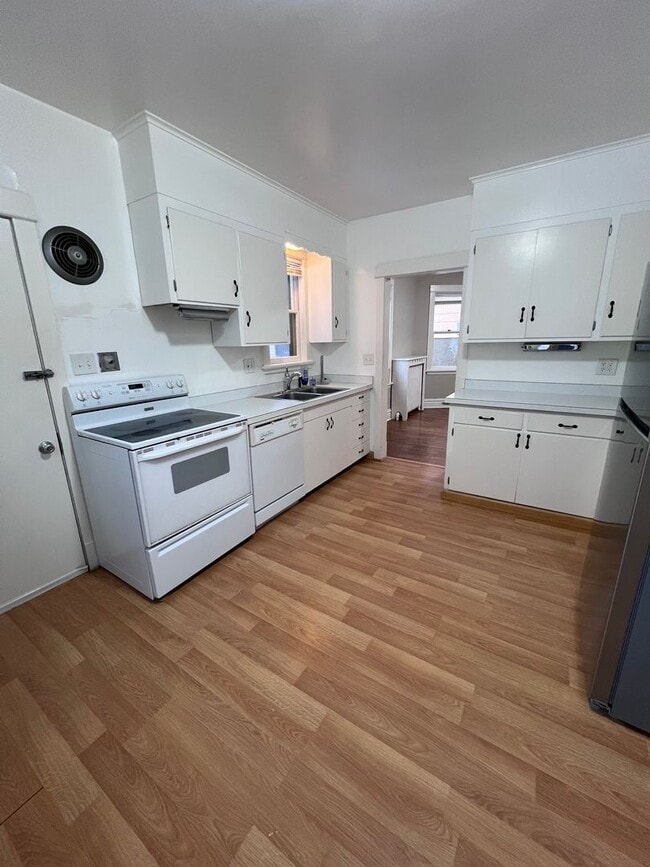 Photo - 625 N 16th Ave E