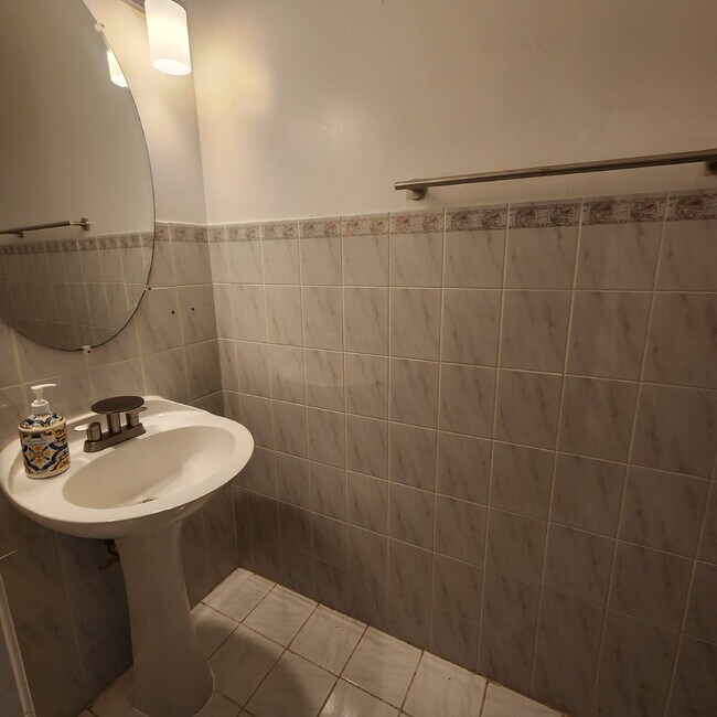 Photo - "Charming 3-Bed Townhouse with Finished Ba...