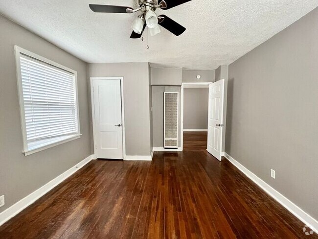 Building Photo - Preleasing 1 bedroom/ 1 bath near Overton ... Rental