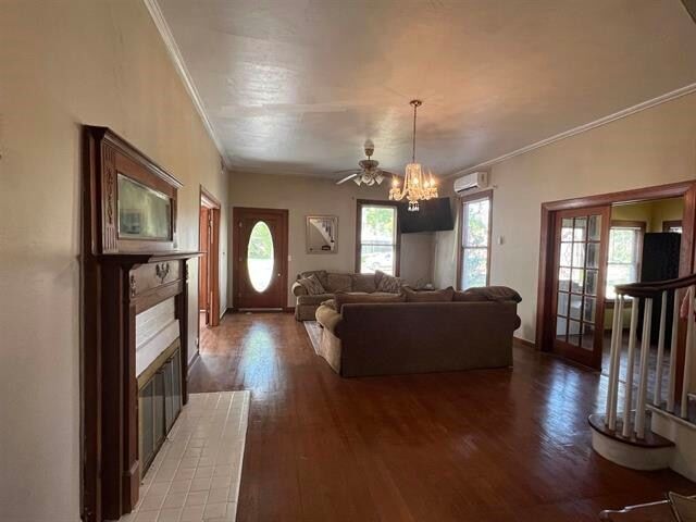 Photo - 305 W Main St