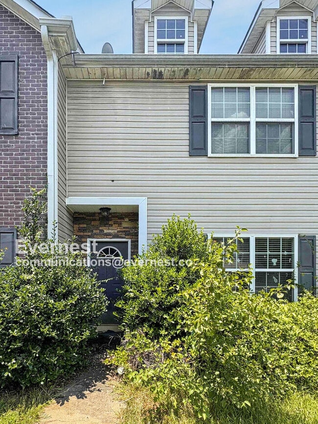 Building Photo - Spacious 3-Bedroom Home with Modern Comfor...