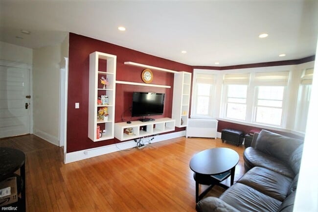 Building Photo - In-Unit Washer and Dryer, Heat, Hot Water Included, Parking for Rent, Eat-in Kitchen