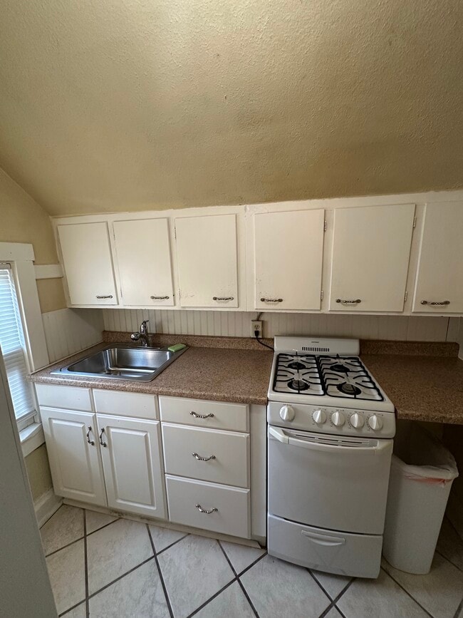 Kitchen - 4227 Greenwood Pl Unit All utilities paid