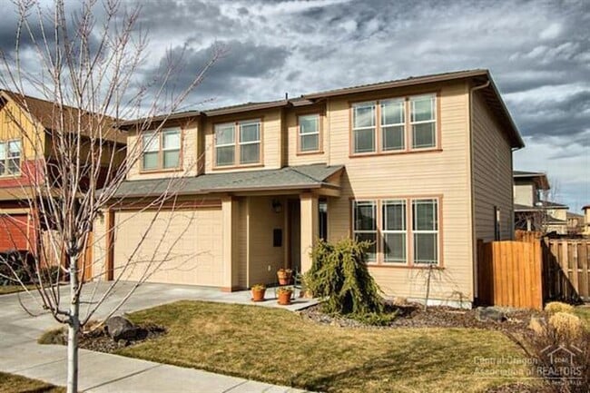Building Photo - NE House Pet Friendly, 4 Bdrm, 2.5 Bath, Bonus Room, Office, Gas Heat/fireplace, A/C