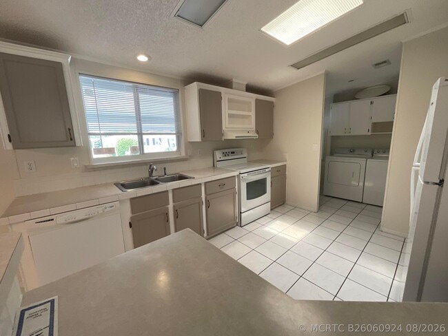 Photo - 827 Sunglow St